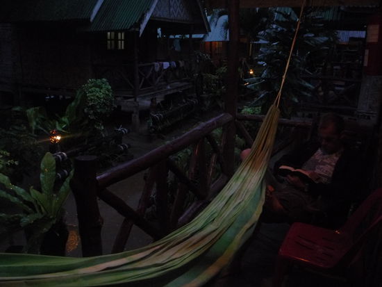 Abends lud uns unsere Terasse zum Faulenzen ein. (Hannes liest natuerlich ein Buch ueber Tropen-Medizin,ne?)