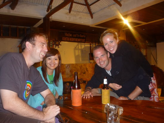 Spaeter trafen wir uns noch mit Terry und Jojo (Chinesin und Ire aus China) auf nen Drink, oder auch zwoi.