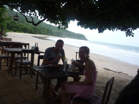 So konnten wir den Tag mit einem Fruehstueck direkt am Strand beginnen.