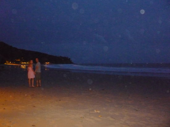 Und Abends kehrten wir dann wieder zurueck an den Strand...der war jetzt dunkel!