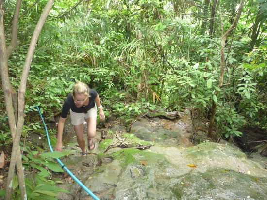 Schon der Weg dahin war abenteuerlich. Es ging steil bergauf durch einen Flusslauf.