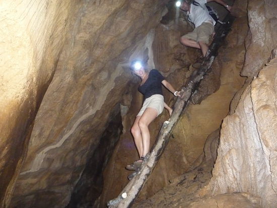 Und wir hinterher. Gluecklicherweise waren wir mit feschen Kopfleuchten ausgestattet, denn hier war wirklich alles DUNKEL!