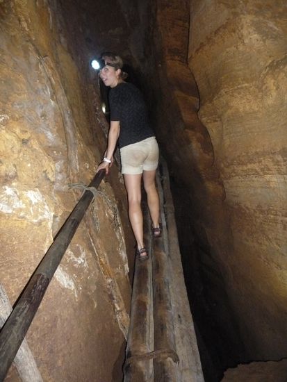 Manchmal war es auch besser nichts zu sehen, denn hier war nichts gesichert. Haeufig fuehrten nur 2 glitschige Baumstaemme ueber tiefe Abgruende.