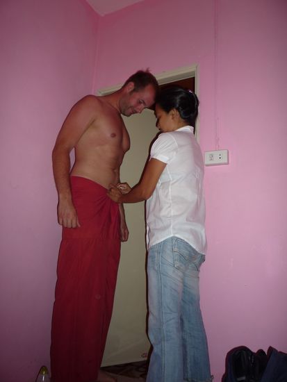 Drinnen wurde uns dann klar: Dieser Massagesalon war ein versteckter Puff. Aber es gab kein Zurueck mehr. 
Also rein in die Massagekluft und (gottseidank NUR)massieren lassen.