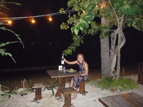 und dann eine Bar direkt am Strand, wo es neben Essen auch mal wieder Bier gab.(Bussi Nici!)
