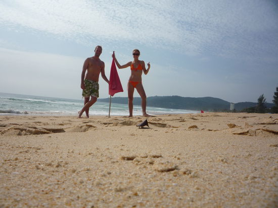 IN Phuket an unserem Karon Beach wehten die roten Flaggen. Das hielt uns aber nicht ab ins (zugegeben wilde) Wasser zu huepfen.