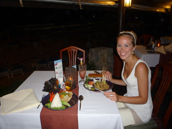 Bei Meeresrauschen und kunstvoll garniertem Essen genossen wir unseren letzten Abend.