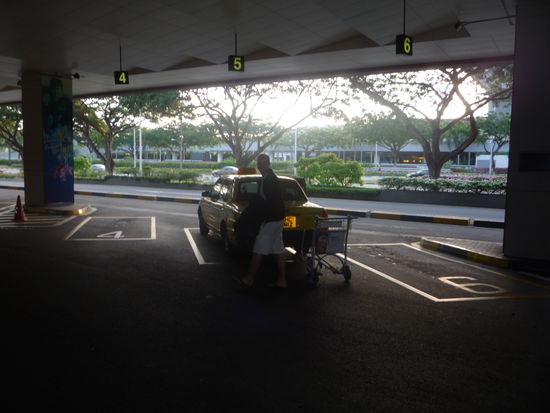 Auch mit der Organisation stehen die Singapurer uns in nichts nach. Die Fahrgaeste bekommen eine Nr. an der das Taxi dann puenktlich haelt.