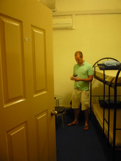 Unser Zimmerchen war echt klein, hatte kein Fenster und -fuer Lovebirds gaaanz schlecht- ein Hochbett! Naja, better than prison ,ne?