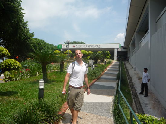 Hannes wollte am Eingang der Notaufnahme schon wieder umkehren. Ines zu Liebe gings aber ab zum Onkel Doktor.