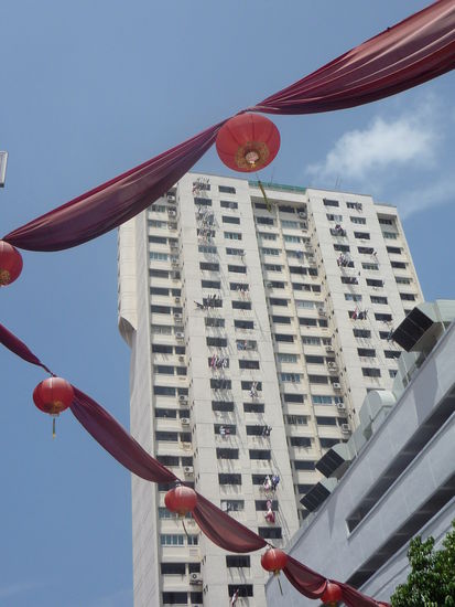 Dieser Stadtteil ist durch rote Lampinions, die ueber allen Strassen haengen, gekennzeichent und die Waesche wird hier an langen Stangen, die aus dem Fenster haengen, getrocknet.