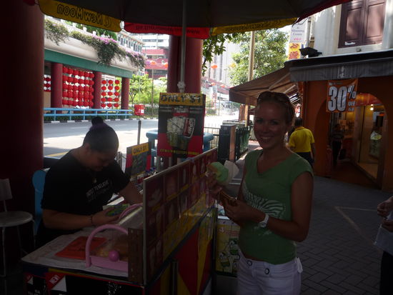 Zur Erfrischung holte sich Ines ein typisches singapurisches Eis, was hier statt in einer Waffel in einer Art Toastbrot verpackt wird.