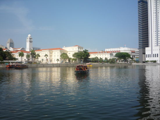 Um nicht alles ablatschen zu muessen, goennten wir uns eine gefuehrte Boots-tour. Wie man im Hintergrund sieht, ist Singapur immer noch gepraegt von der Architektur der Kolonialisten.