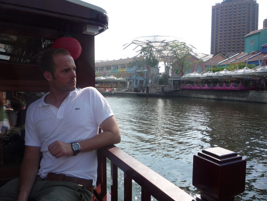 ... und kamen zum Clarque Quay, der Feiermeile Singapurs. Die Bars dort sind bunt und sehen ein bisschen aus wie eine kuenstliche Blumenwiese (durch die lustigen Sonnendaecher).