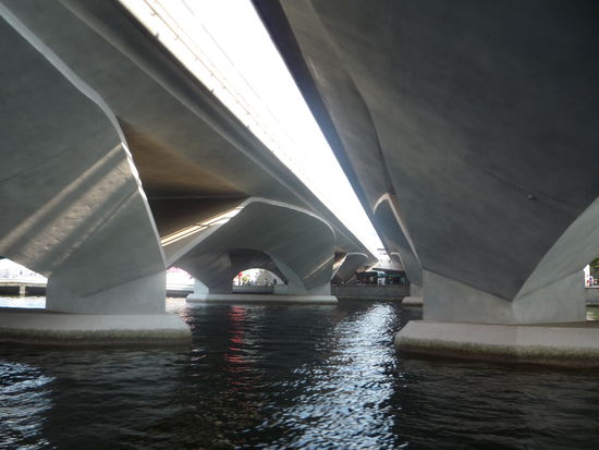 Wir unterfuhren Bruecke um Bruecke...