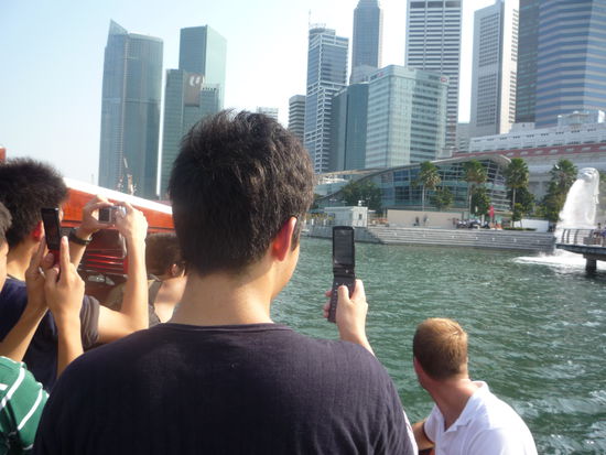 ... auf einmal zueckten alle Japaner um uns ihre Fotoausruestung und knippsten drauf los. Hannes dachte schon "Oh, bin ich etwa sooo schoen? "...