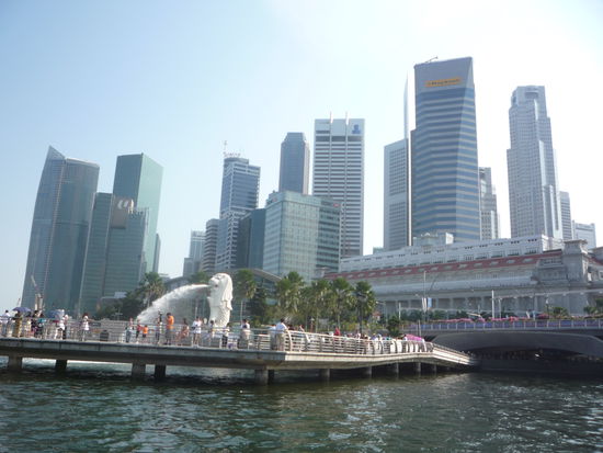 ..aber nein, es kam unseren Freunden aus Fernost wohl eher auf diesen Loewenkopf mit Fischkoerper an- das Wahrzeichen Singapurs!