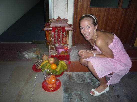 Zu diesem Anlass wurden an allen Strassenecken kleine Schreine mit Essen aufgestellt. Good appetite Buddha.