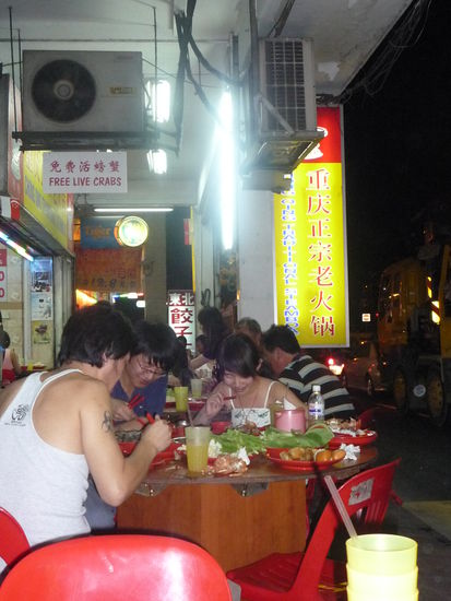 Auch wir hatten mittlerweile Hunger und wollten mal herausfinden warum Singapur so bekannt fuer sein gutes Essen ist.