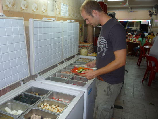 Zunaechst luden wir am Bueffet unser Essen auf. Wer die Wahl hat, hat die Qual