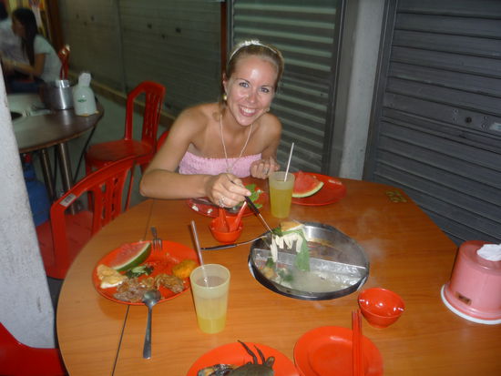 Danach wurden die Zutaten in eine von unten mit Feuer erhitzten Kochtopf getan, in dem sie dann garen sollten. Es gab 2 Bruehen: Eine Chili-Suppe und eine Huehnerbruehe.