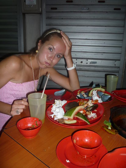 Nach 2 Stunden waren unsere Baeuche und der Tisch dann voll mit Essen.