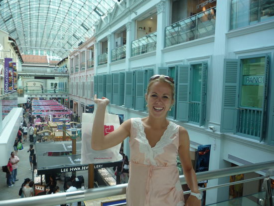 Wir besuchten eine Shopping Village in “Bugis”- Ines war erfolgreich und Hannes geduldig!