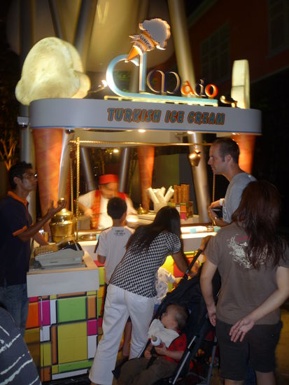 Da es hier wirklich sehr viele Nationalitaeten gibt, war auch ein tuerkischer Eismann anzutreffen. Wir fuehlten uns schon ganz heimisch und bestellten tuerkisches Eis, was wir aber gleich wieder wegschmissen, weils nach nix geschmeckt hat.