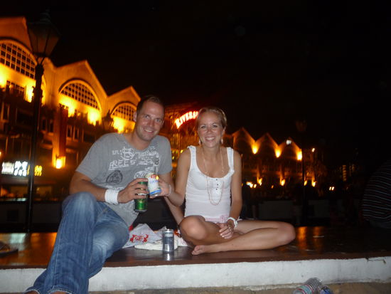 Mit Getraenken vom Kiosk machten wir es uns auf der Bruecke gemuetlich.