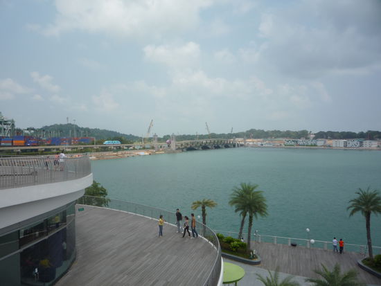 Also entschieden wir uns auf die kleine Urlaubsinsel “Sentosa” zu fahren, die ueber eine Bruecke mit Singapur verbunden ist.