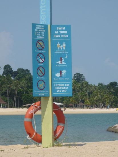 Wie ueberall in Singapur&gt; Security first!
Also wird fast alles verboten, bis aufs Schwimmen. Das aber auch nur zwischen 5m auseinanderstehenden Flaggen.