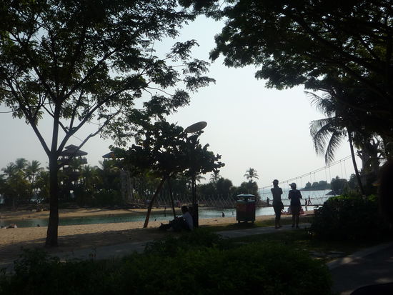 Wir fuhren vorbei an dieser Insel, welche der suedlichste Punkt des asiatischen Kontinents ist.