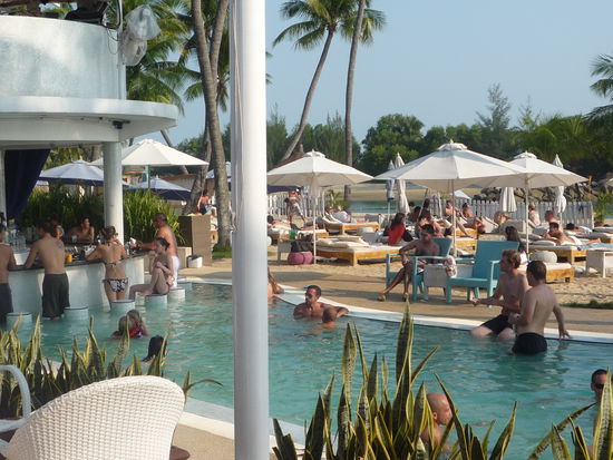 Der Besuch war aber eher enttaeuschend: Laute Techno-Musik und BEsoffene, die sich VERY IMPORTANT vorkamen. Malle laesst gruessen….wir gingen wieder!