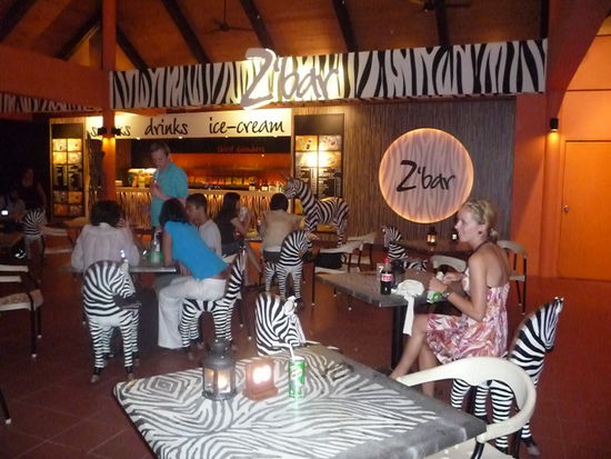 Wir legten einen Zwischenstop in der Zebra-Bar mit ihrem animalischen Styling ein.
