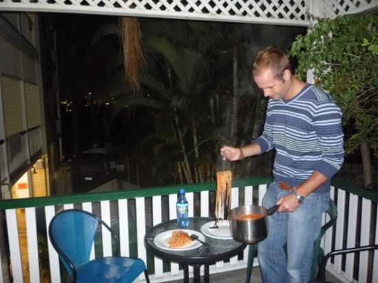 Unser Abendbrot genossen wir auf der Veranda des Hostels Spaghetti, Sprudelwasser (ENDLICH
!) und einen entfernten Blick auf die Skyline von Brisbane.