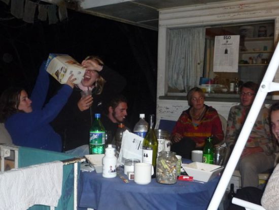 Die Hauptaktivitaet im Forest war SAUFEN, SAUFEN, .... Ines machte mal kurzzeitig mit.