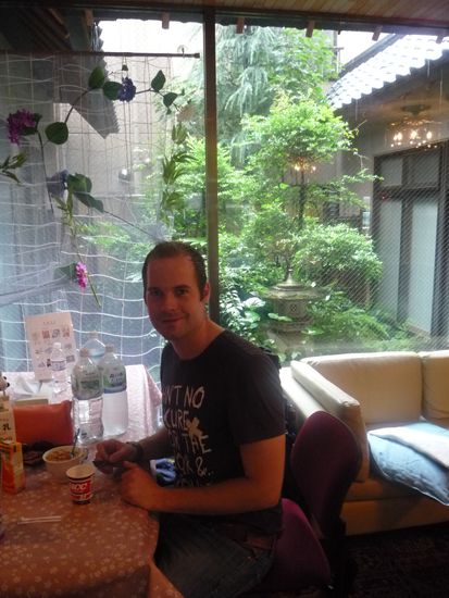 Der Morgen ging schon gut los. Als Ines aufstand, hoerte sie schon ein leichtes Prasseln. Ihre weibliche Intuition sagte ihr ausserdem,dass es schon ziemlich spaet war...Hannes (noch im Halbschlaf)"Quatsch,es regnet nicht"(und nach kurzem Blick auf Ines Uhr)'ausserdem haben wirs erst 7!'...Nach kurzem stellte sich dann heraus&gt;Es war halb 11 und regnete in Stroemen.Das Tolle&gt; um 10h haetten wir auschecken sollen. Also&gt;RAus aus den japanischen Schlafklamotten,alles in die Rucksaecke und zur Rezeption gejachtert. Haben dann in der Empfangs"halle" gefruestueckt, umgeben von 2 wilden Putzfrauen...