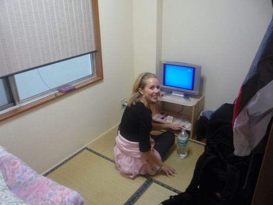 Nach unserem ersten intrajapanischen Umzug konnten wir in unserem neuen Loft von geschaetzten 2 qm erstmal richtig entspannen. Es ist zwar klein, aber sehr sauber und die Leute hier sind sehr nett und hilfsbereit...was wir dank unserer spitzen Japanisch-Kenntnisse auch brauchen!