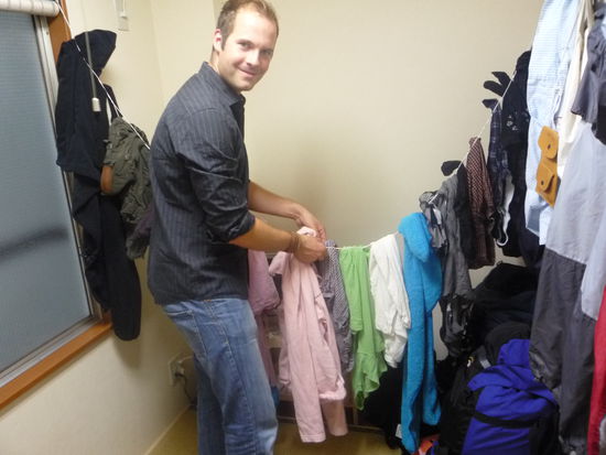 Kaum angekommen,hat uns auch gleich wieder der Putzfimmel gepackt.Hannes(ganz der Hausmann)brachte unsere Gummi-leine (von Ines montiert!&gt;Rollentausch par exellence)an ihre Grenzen...den Freiraum im Zimmer damit auch!