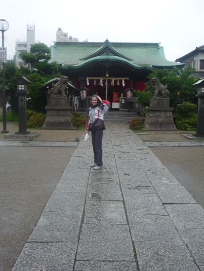 Obwohl Sonntag ist...wir hatten Hunger u mussten raus!auf dem Weg zum Supermarkt kamen wir an diesem schoenen Schrein vorbei,welcher beeindruckend sauber und liebevoll hergerichtet war!!!