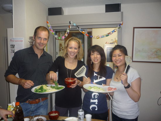 In unserem Hostel angekommen, wurden wir Zeugen eines Hostel Sit-Inns. Ein reich gedeckter Tisch, eine lustige Runde der internationalen Gaeste und loungige Musik machten gleich  gute Stimmung.   "Come and join us!!!" wurden wir freundlich begruesst. Klar,wir hatten Hunger und Lust auf Essen...