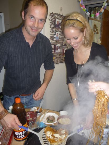 Als typisch japanisches Gericht gab es "Okonomiyaki",eine Art Omlette mit Poree,Shrimps uvm.! Unseres hatte eine Herzform und war RISCHTISCH GEIL!!!