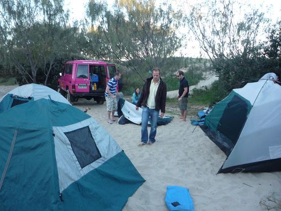 Abends (d.h. 4h) schlugen wir unser Lager direkt hinterm Strand auf. Als unser Zelt (vorne links) schon fertig war tueftelten Paul und Co. noch rum...