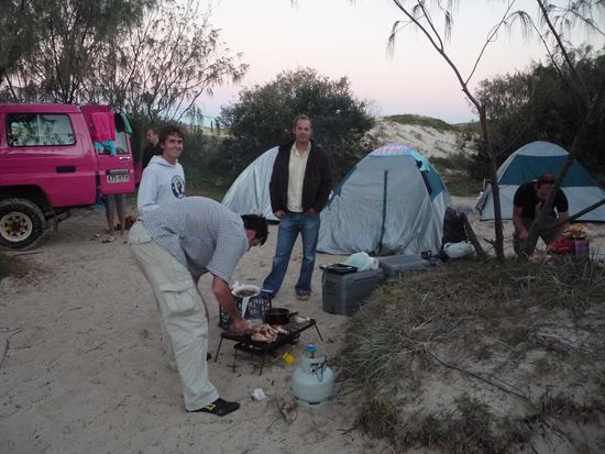 Diesen Abend kuemmerten sich die Maenner ums Essen&gt; war FLEISCH!