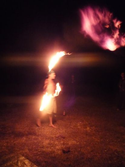 Dort bekamen wir abends Besuch von lustigen Australiern, die spontan eine Feuer-Show darboten.