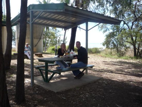 Unsere Mittagspause legten wir in Clearview ein. Der Ort liegt genau in der Mitte zwischen Brisbane uns Cairns.-HALBZEIT-