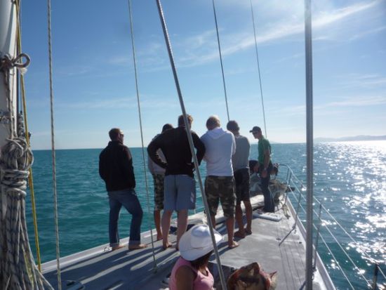 An Bord lauschten die Maenner der Schoepfung erst einmal den Instruktionen der Crew.