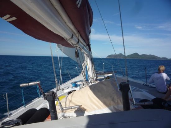 Als wieder alle an Bord waren steuerten wir weiter gen Norden auf die Hauptinsel Whitsunday (uebersetzt Pfingstsonntag, weil Captain Cook sie an einem Pfingstsonntag entdeckt haben soll).