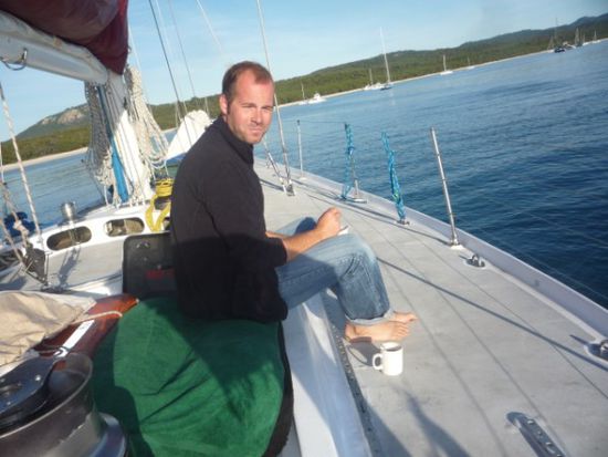 Wir machten es uns mit Cornflakes und Kaffee an Deck bequem.
