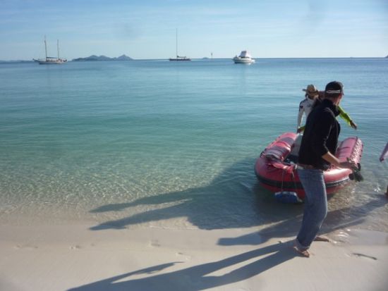 Dann brachte uns Scotty mit nem Schlauchboot an den Whithaven Beach.